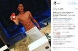 GACKT、バスタオルを腰に…半裸の筋肉美が話題「色気がヤバイ」