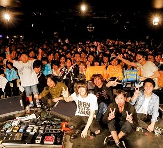 BURNOUT SYNDROMES、東京公演でLAMP IN TERRENとツーマンライブ