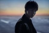 EXILE TAKAHIRO、ソロアルバムビジュアルは綺麗な朝日を背に