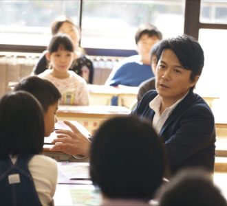 福山雅治、新曲MVで教壇に　丸山監督カメラ越しに「緊張してた」