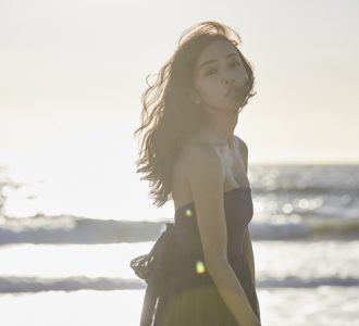 板野友美、10枚目シングルは写真集と連動「自分らしさ」表現