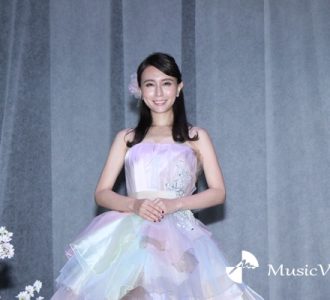 May J．「不思議な感じだった」花などに囲まれた幻想空間で熱唱