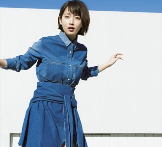 吉岡里帆「マガジン」表紙巻頭グラビアで美脚