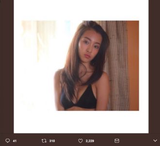 板野友美、オフショットで見せるスタイルの良さと素の表情
