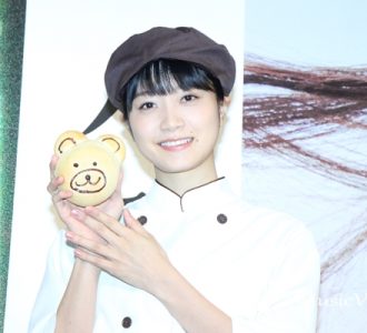 深川麻衣、パン屋で一日店長　笑顔で「くまさんパン」手渡し