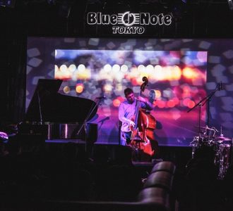 世界が注目の英バンドGOGO PENGUIN、独特の世界観溢れるステージ