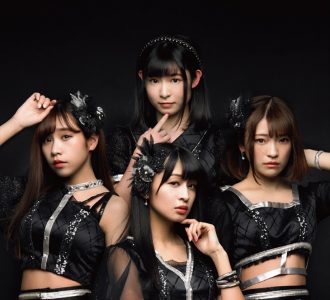 DEAR KISS、メンバーそれぞれの性格垣間見えるポップな新MV公開
