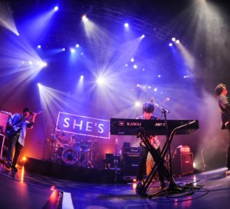 SHE’S、周囲の声背負って迎えたツアー最終で見せた全力ステージ