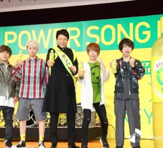 松岡修造、KEYTALKと入学式サプライズ登場　新入生に歌のエール