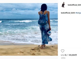Koki,、爽快な青の海辺ショットが反響「造形美にため息が出る」
