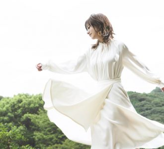 伊藤千晃、美しいランジェリー姿披露　新曲がウェブCMに起用