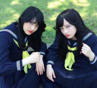 橋本環奈＆乃木坂46若月佑美、スケバンコンビのヤンキー座りが話題