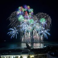 サザンゆかりの地・茅ヶ崎の夜空を彩る音楽と花火、３万５千人が酔いしれる