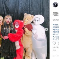 超特急・ユーキ「この日にかけてた」ディズニー仮装で“アリス”HYDEと記念ショット