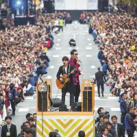 コブクロ、大阪・御堂筋で400mのストリートライブ　感無量「誇りに思います」