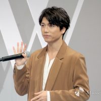 山崎育三郎、年上女性も好き　惹かれる仕草は…　サプライズ歌唱に歓喜　歌い方の違いも語る