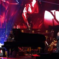 YOSHIKI×HYDE「Red Swan」披露「泣きそうになった」熱く抱擁、紅白初出場生報告も