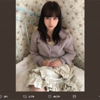 橋本環奈、カメラ目線で何かを訴える？　自然体ショットが「お人形さんみたい」と反響