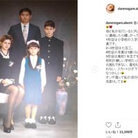 ダレノガレ明美、幼少期の家族写真を公開　美人ママが話題