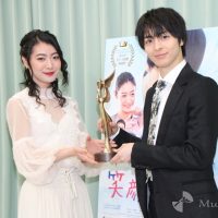 高杉真宙、主演映画が海外映画祭で受賞、トロフィーに「重み感じる」安田聖愛と会見