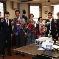 米倉涼子「リーガルＶ」笑顔でクランクアップ、メンバーと熱いハグ