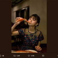 齋藤飛鳥、“カニを食べる”表情が妖艶と反響　写真集「潮騒」20万部突破記念アザーカット