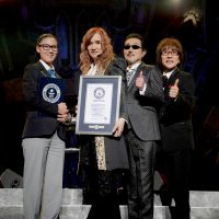 THE ALFEE、ギネス認定　坂崎「長生きするものですね」　公演数記録も更新