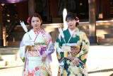 E-girls石井杏奈と武部柚那が新成人に「これが噂の…」レモンサワーに感慨