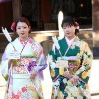 E-girls石井杏奈と武部柚那が新成人に「これが噂の…」レモンサワーに感慨