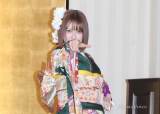 HKT48村重杏奈、まるでロッカー　成人式で“一人撮影会”