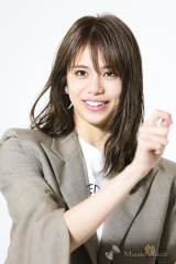 E-girls・佐藤晴美、鮮やかドレスで「リアルシンデレラ」