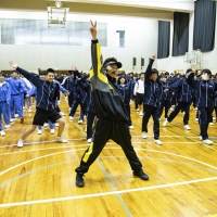 写真・「ダンス教育及びSDGsの推進等に関する協定書」（４）