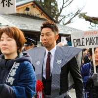 写真・善光寺の豆まきに特別来賓（２）