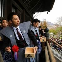 写真・善光寺の豆まきに特別来賓（５）