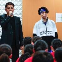 写真・広島の子ども達59名とダンス（１）