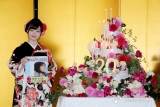 橋本環奈、振袖姿で「二十歳会見」　最初に呑んだお酒は「ドンペリ」