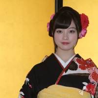 橋本環奈、振袖姿で「二十歳会見」（写真３）