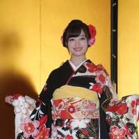 橋本環奈、振袖姿で「二十歳会見」（写真12）