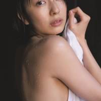 小島梨里杏、自身初の写真集「半透明」（写真１）