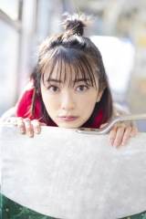 小島梨里杏、初写真集「半透明」メイキング映像公開　笑顔と決意の表情のぞく