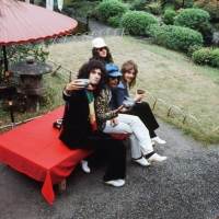 MOOK「クイーン　ライヴ・ツアー・イン・ジャパン 1975-1985」（写真２）