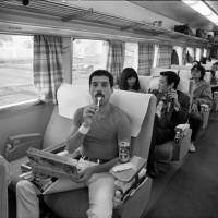 MOOK「クイーン　ライヴ・ツアー・イン・ジャパン 1975-1985」（写真６）