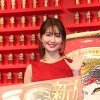 小嶋陽菜、美しさ際立つ赤いドレス　「飽きが来ない！」