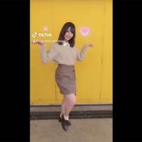 日向坂46「真似して」小坂菜緒が踊る「キュンキュンダンス」動画が反響
