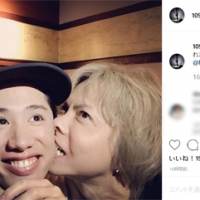 HYDEに“かじられた”ワンオク・Takaの衝撃ショットが話題に「顔が乙女」