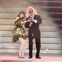 指原莉乃、卒コンに松ちゃん　内田裕也さんに扮し「完全に怒られるやつ」