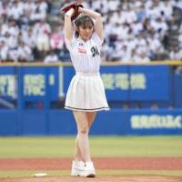 鈴木愛理、初の始球式で美フォーム披露　実は球技苦手…「これは大変だ！」