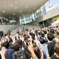 Official髭男dism、お台場でフリーライブ　夏フェスさながら　5000人集まる