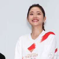 石原さとみ、聖火ランナーユニフォーム披露「すごくおしゃれ」