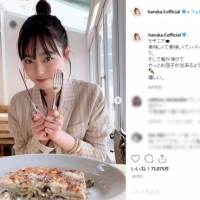 福原遥「髪が伸びて」“お団子ヘア”披露、ファン「やっぱり最高」